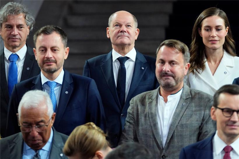 Der deutsche Kanzler Olaf Scholz wurde für das sogenannte Familienfoto in die hinterste Reihe platziert. Die Mienen seiner unmittelbaren Nachbarn, inklusive Luxemburgs Premierminister Xavier Bettel, sprechen für sich.
