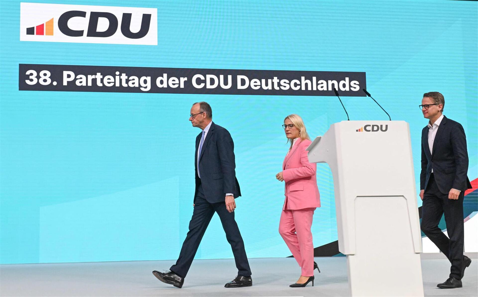 Friedrich Merz mit CDU-Generalsekretär Carsten Linnemann und Christina Stumpp bei Besichtigung des Tagungsorts in Stuttgart