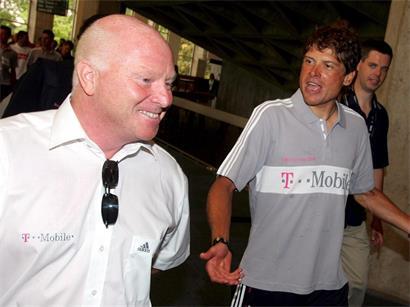 Jan Ullrich und Rudy Pevenage auf dem Weg zur medizinischen Untersuchung vor Tour de France Start in Straßburg