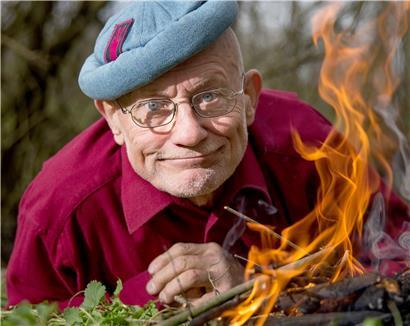 Der deutsche Survival-Experte und Aktivist für Menschenrechte, Rüdiger Nehberg, liegt in einem Wald auf seinem Privatgrundstück neben einem selbst entfachten Lagerfeuer. Nehberg ist tot. Der als «Sir Vival» bekannt gewordene Abenteurer und Aktivist starb im Alter von 84 Jahren.
