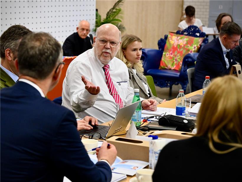 Porträt des deutschen Verlegers Valdo Lehari in professioneller Umgebung mit Büchern im Hintergrund