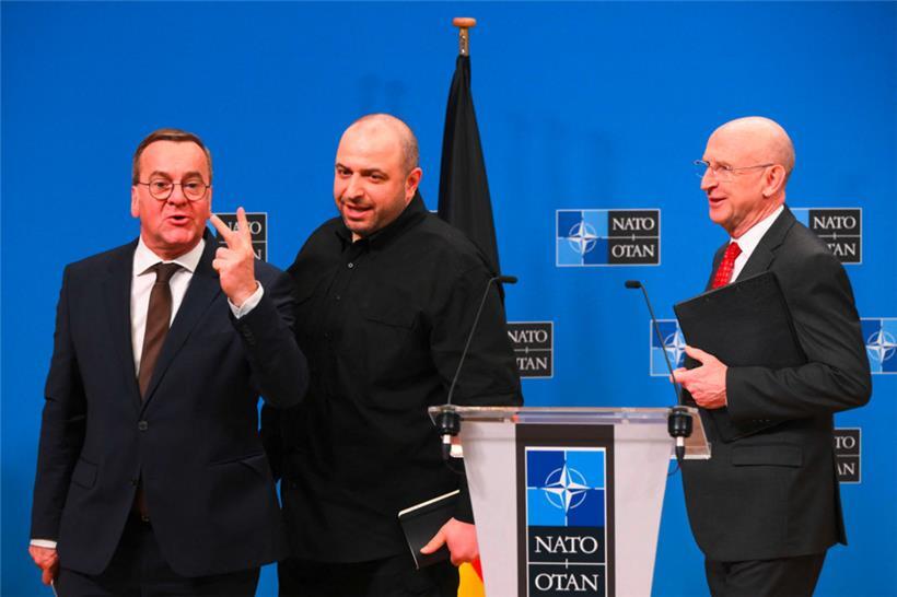 Der deutsche Verteidigungsminister Boris Pistorius (l.) und sein britischer Amtskollege John Healey (r.) leiteten das Treffen, an dem auch der ukrainische Verteidigungsminister Rustem Umerow teilnahm 
