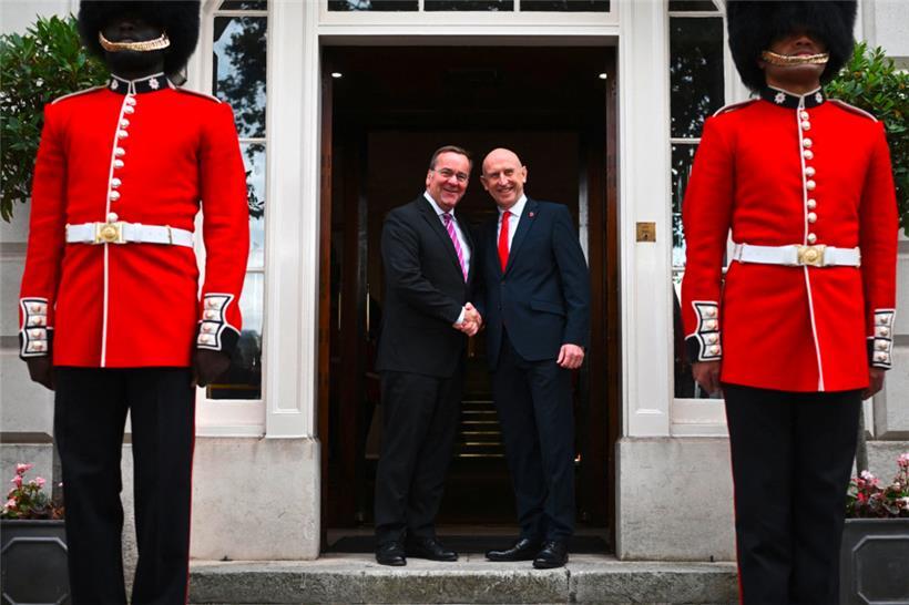 Der deutsche Verteidigungsminister Boris Pistorius (links) und sein britischer Amtskollege John Healey wollen die militärische Zusammenarbeit zwischen beiden Ländern vertiefen
