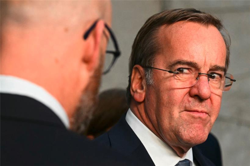 Der deutsche Verteidigungsminister Boris Pistorius besteht auf eine flächendeckende Musterung junger Männer für den Wehrdienst
