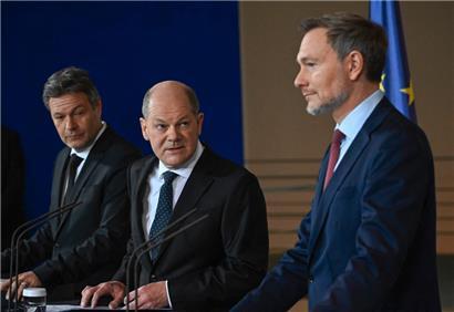 Der deutsche Wirtschaftsminister Robert Habeck, Kanzler Olaf Scholz und Finanzminister Christian Lindner (v.l.n.r.)
