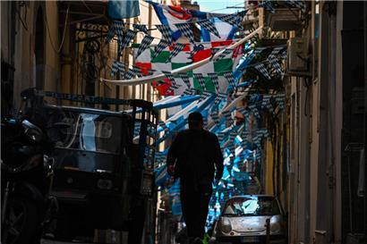 Der dritte Scudetto, der erste nach quälend langen 33 Jahren, war der erste ohne Diego – doch Neapel feierte ihn „im Namen Maradonas“
