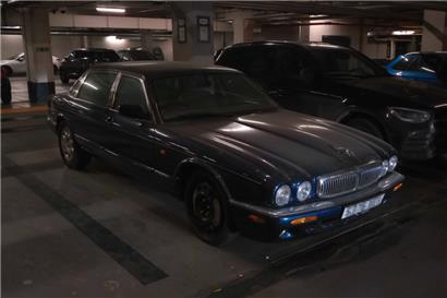 Der dunkelblaue Jaguar steht schon seit Monaten in der Tiefgarage unter dem Belval Plaza
