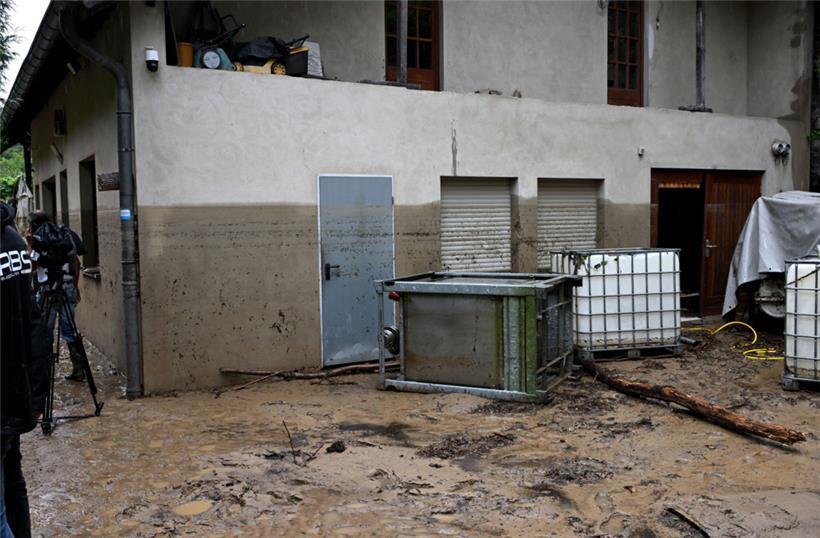 Der dunkle Bereich an der Fassade zeigt an, bis wo das Wasser stand