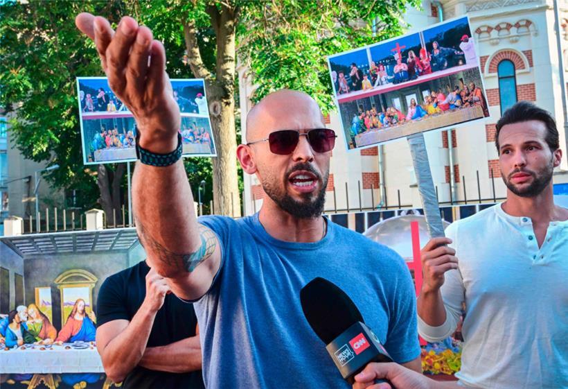 Der ehemalige Kickboxer und wegen Menschenhandel angeklagte Chauvinismus-Influencer Andrew Tate protestiert vor der französischen Botschaft in Bukarest gegen den Untergang des Abendlandes
