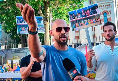 Der ehemalige Kickboxer und wegen Menschenhandel angeklagte Chauvinismus-Influencer Andrew Tate protestiert vor der französischen Botschaft in Bukarest gegen den Untergang des Abendlandes
