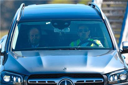 Der ehemalige König wird auf dem Flughafen Peinador in Vigo abgeholt
