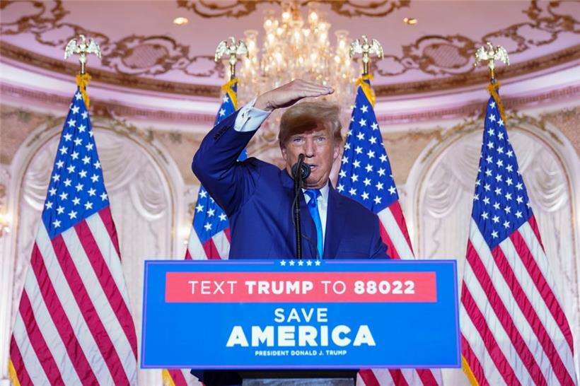 Der ehemalige Präsident Donald Trump spricht am Wahltag im Mar-a-Lago zu Unterstützern
