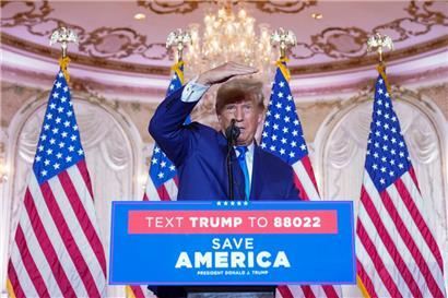 Der ehemalige Präsident Donald Trump spricht am Wahltag im Mar-a-Lago zu Unterstützern
