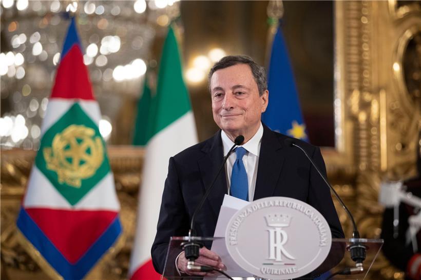 Der ehemalige Präsident der Europäischen Zentralbank Mario Draghi spricht am Mittwoch im Quirinale-Palast zu den Medien
