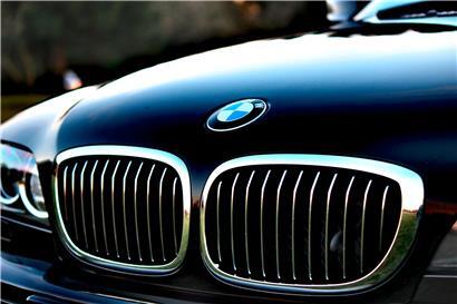 Der ehemalige SREL-Mitarbeiter soll mit BMW-Dienstwagen ein einträgliches Geschäft betrieben haben
