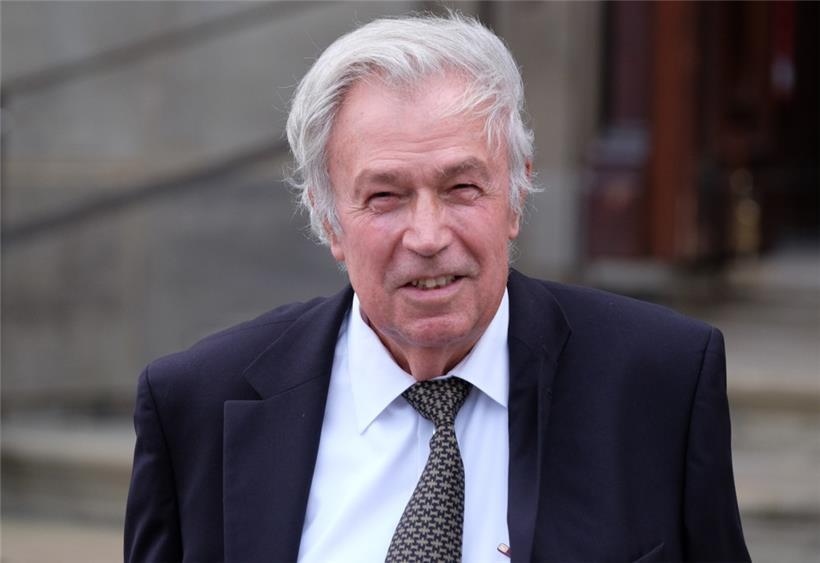 Der ehemalige Showmaster Rainer Holbe verlässt am 08.07.2015 in Hamburg die Trauerfeier für den verstorbenen Bandleader James Last in der Michaeliskirche.
