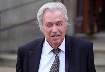 Der ehemalige Showmaster Rainer Holbe verlässt am 08.07.2015 in Hamburg die Trauerfeier für den verstorbenen Bandleader James Last in der Michaeliskirche.
