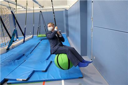 Der ehemalige Sportlehrer und Escher Bürgermeister Georges Mischo ließ es ich nicht nehmen, das Highlight der neuen Multisporthalle selbst auszuprobieren: ein sogenanntes „Flex-Motorikzentrum“, das die Motorik und Balance der Kinder anhand verschiedener Schaukeln fördern soll.

