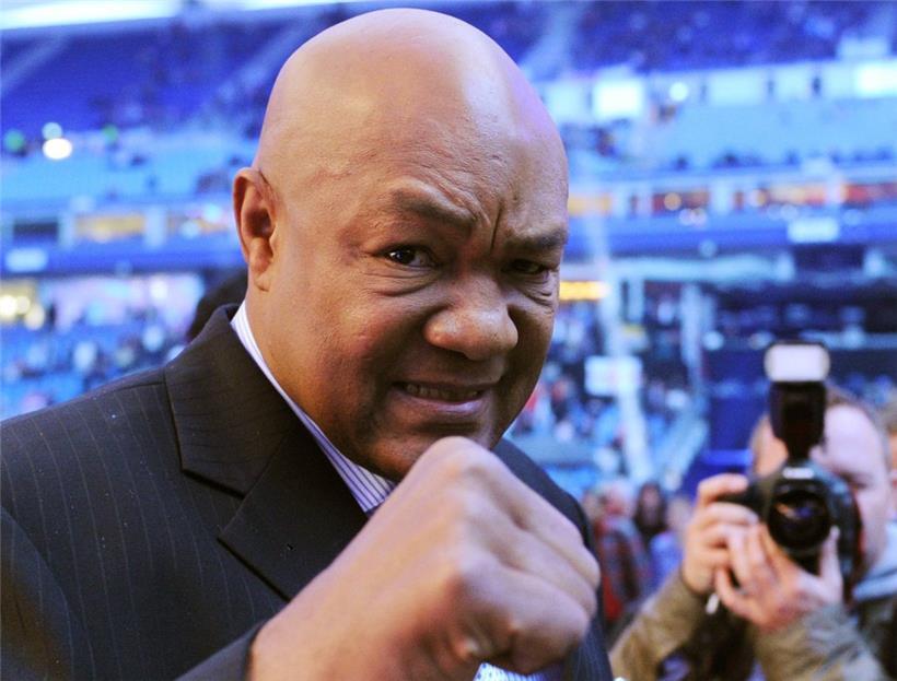 Der ehemalige US-Boxweltmeister George Foreman gestikuliert vor dem Beginn des Boxkampfs um die WM-Gürtel der Verbände WBO/IBF und WBA zwischen den Schwergewichtsweltmeistern Klitschko und Haye im Fußballstadion Imtech-Arena
