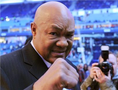 Der ehemalige US-Boxweltmeister George Foreman gestikuliert vor dem Beginn des Boxkampfs um die WM-Gürtel der Verbände WBO/IBF und WBA zwischen den Schwergewichtsweltmeistern Klitschko und Haye im Fußballstadion Imtech-Arena
