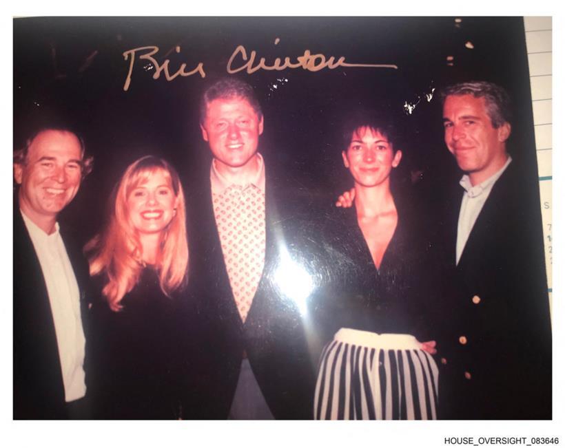 Der ehemalige US-Präsident Bill Clinton (Mitte) zusammen mit Epstein (r.) und Gh...