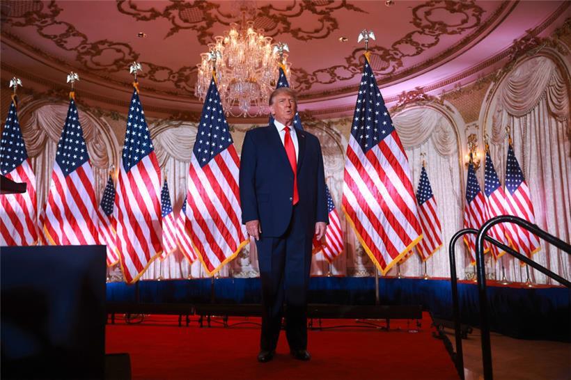 Der ehemalige US-Präsident Donald Trump kommt auf die Bühne, um während einer Veranstaltung in seinem Haus Mar-a-Lago am 15. November 2022 in Palm Beach, Florida, zu sprechen
