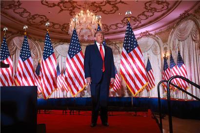 Der ehemalige US-Präsident Donald Trump kommt auf die Bühne, um während einer Veranstaltung in seinem Haus Mar-a-Lago am 15. November 2022 in Palm Beach, Florida, zu sprechen
