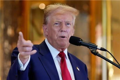 Der ehemalige US-Präsident Donald Trump spricht während einer Pressekonferenz und kritisiert das Schweigegeldverfahren gegen ihn als „sehr unfair“
