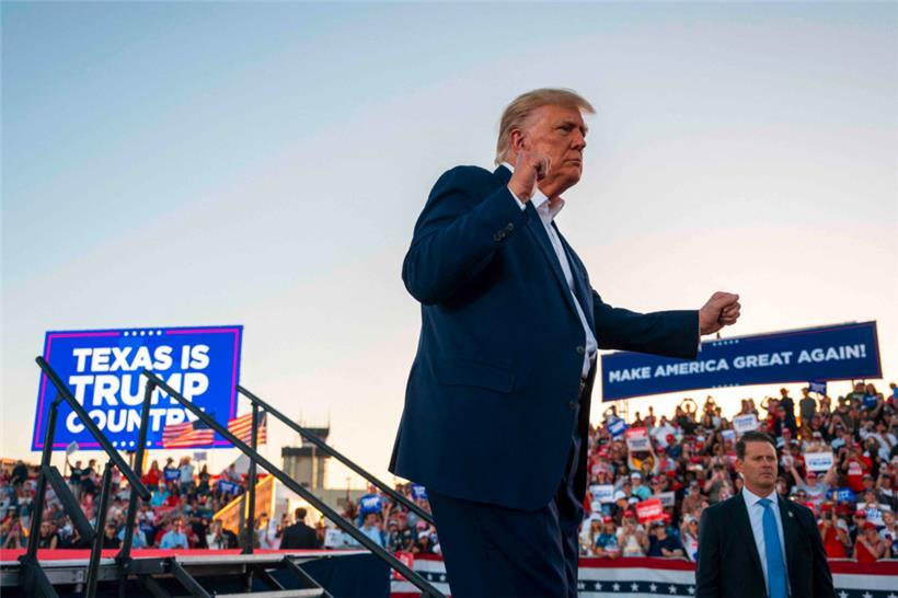 Der ehemalige US-Präsident Donald Trump tanzt beim Verlassen des Geländes, nachdem er während einer Kundgebung auf dem Waco Regional Airport gesprochen hat
