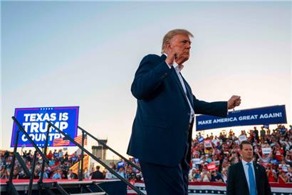 Der ehemalige US-Präsident Donald Trump tanzt beim Verlassen des Geländes, nachdem er während einer Kundgebung auf dem Waco Regional Airport gesprochen hat

