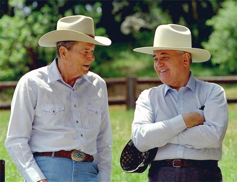 Der ehemalige US-Präsident Ronald Reagan und Michail Gorbatschow auf der Ranch des Amerikaners im Jahr 1992 

