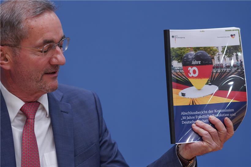 Der ehemalige brandenburgische Ministerpräsident und Vorsitzende der Regierungskommission „30 Jahre Friedliche Revolution und Deutsche Einheit“, Matthias Platzeck, präsentierte den Bericht
