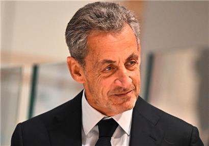 Der ehemalige französische Präsident Nicolas Sarkozy erscheint am 25. September 2025 vor dem Tribunal de Paris in Paris zur Urteilsverkündung in seinem Prozess wegen illegaler Wahlkampffinanzierung aus Libyen für seine erfolgreiche Präsidentschaftskandidatur 2007
