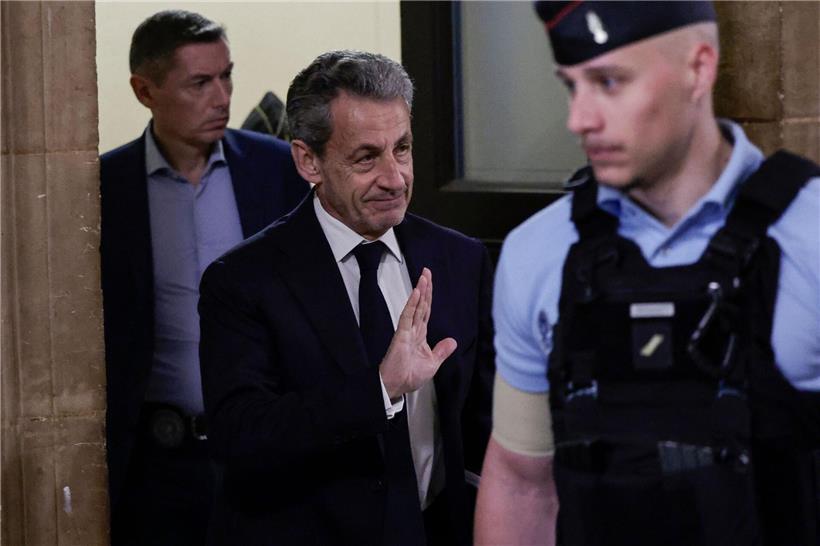 Nicolas Sarkozy spricht bei Pressekonferenz und beteuert seine Unschuld als ehemaliger französischer Präsident