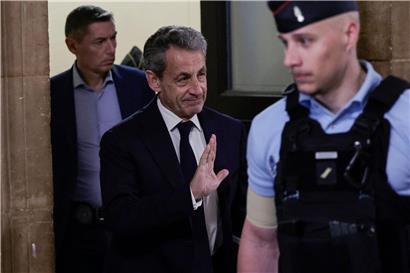Nicolas Sarkozy spricht bei Pressekonferenz und beteuert seine Unschuld als ehemaliger französischer Präsident