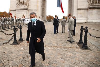 Der ehemalige französische Präsident Nicolas Sarkozy nach der Teilnahme an einer Zeremonie am 11. November 2020 in Paris
