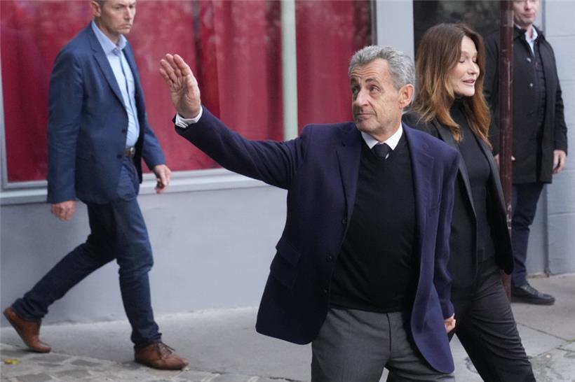 Der ehemalige französische Präsident Nicolas Sarkozy und seine Frau Carla Bruni-Sarkozy verlassen ihr Haus in Paris, während Sarkozy ins Gefängnis geht, um seine Strafe für eine kriminelle Verschwörung zur Finanzierung seines Wahlkampfes 2007 mit Geldern aus Libyen abzusitzen
