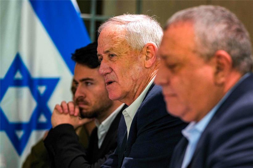 Der ehemalige israelische Verteidigungsminister Benny Gantz (M.) und der ehemalige Stabschef der israelischen Armee, Gadi Eisenkot (r.)
