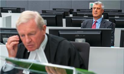 Der ehemalige kosovarische Präsident Hashim Thaci und sein Anwalt David Hooper (l.) am Montag vor Gericht in Den Haag
