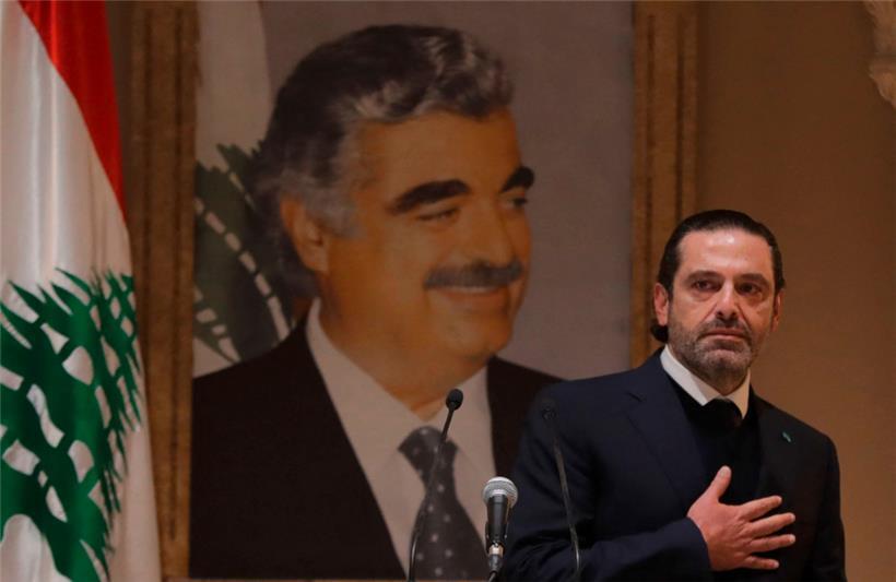 Der ehemalige libanesische Regierungschef Saad Hariri vor einem Bild seines im Jahr 2005 ermordeten Vaters Rafik Hariri
