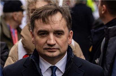 Ehemaliger polnischer Justizminister Zbigniew Ziobro als Justizflüchtling, politische Krise und Exil Symbolbild