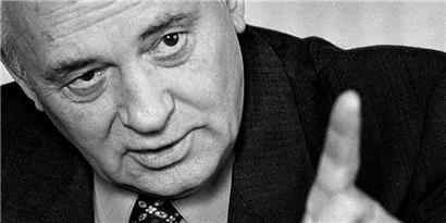 Der ehemalige sowjetische Staatschef Michail Gorbatschow beim Zeitungsinterview mit der „Chicago Tribune“ im Jahr 1999
