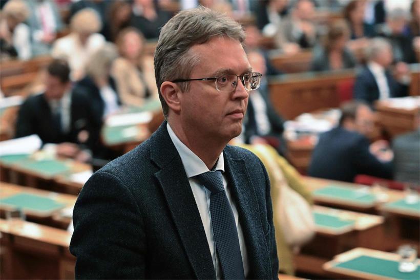 Der ehemalige ungarische Kulturminister Balazs Hanko, dem der Missbrauch von 46 Millionen Euro vorgeworfen wird, ist einer der ersten ehemaligen Fidesz‑Minister, die verhaftet wurden