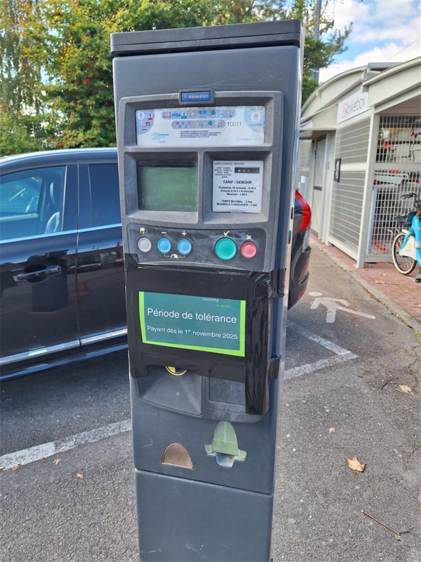 Der einzige Parkautomat in der rue de la Gare in Nörtzingen
