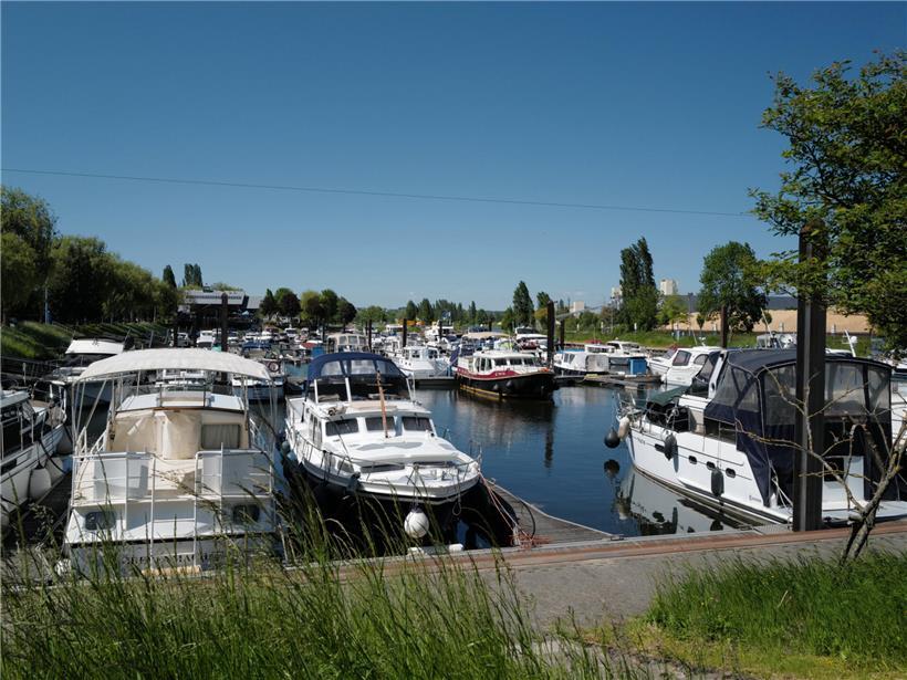 Luxemburgs einziger Yachthafen setzt auf Inklusion statt nur auf Boote Jachthafen an der Moselufer mit Segelbooten, einziger Hafen in Deutschland, idyllische Flusslandschaft