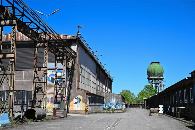 Emblematischer historischer Wasserturm der ehemaligen Industrieanlage, denkmalgeschütztes Industriedenkmal in urbaner Umgebung