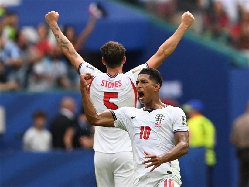 Jude Bellingham (10) jubelt nach seinem ersten Tor im Viertelfinale gegen Norwegen im Fußballspiel