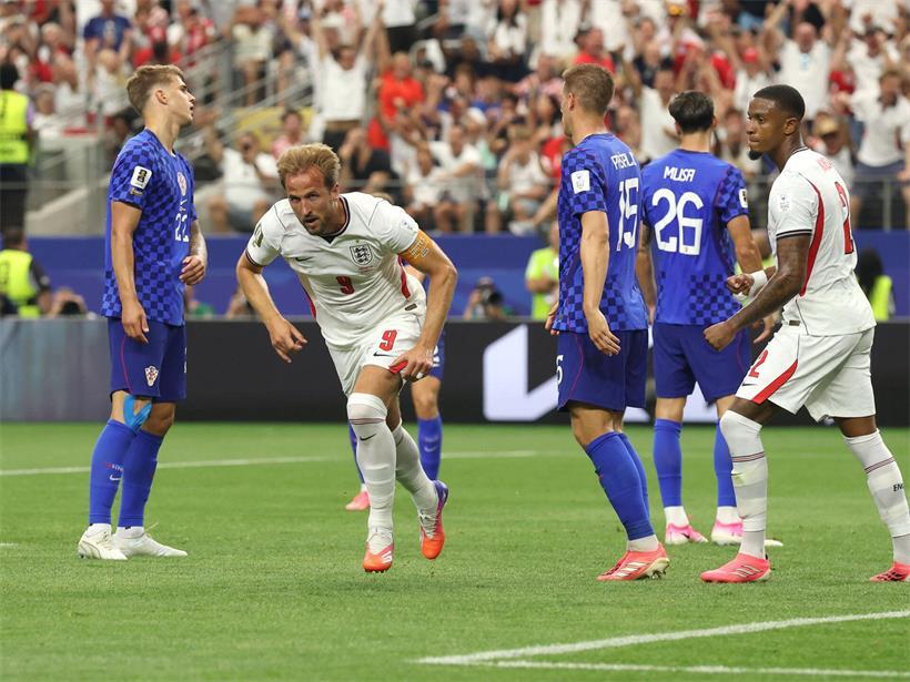 Englischer Stürmer erzielt Tor im zweiten Elfmeter-Anlauf während spannendem Fußballspiel