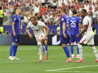 Englischer Stürmer erzielt Tor im zweiten Elfmeter-Anlauf während spannendem Fußballspiel