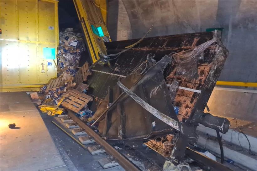 Der entgleiste und zerstörte Güterwagen
